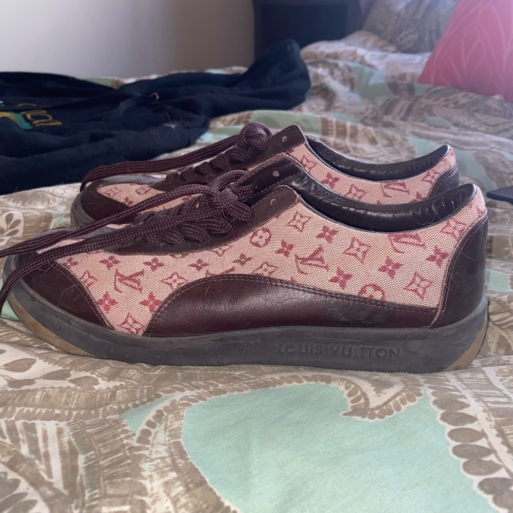 Louis Vuitton shoe size 9 with logo no damage